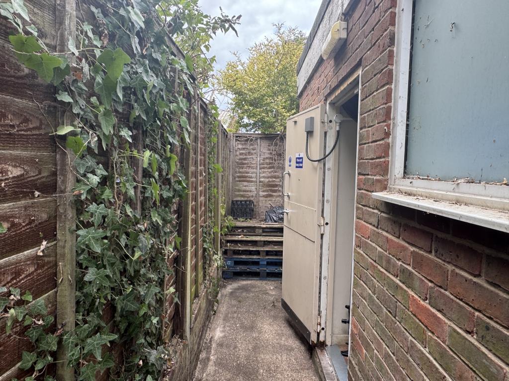 Lot: 106 - FREEHOLD TOWN CENTRE COMMERCIAL PREMISES - Rear garden